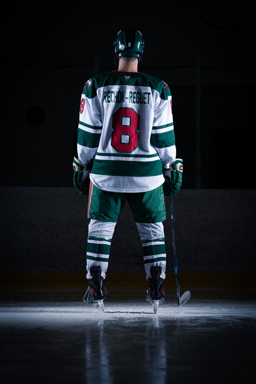 Island HC player from behind, jersey number 8